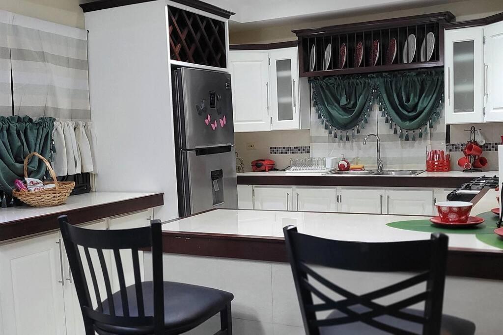 Travelholics Getaways Villa Piarco Dış mekan fotoğraf