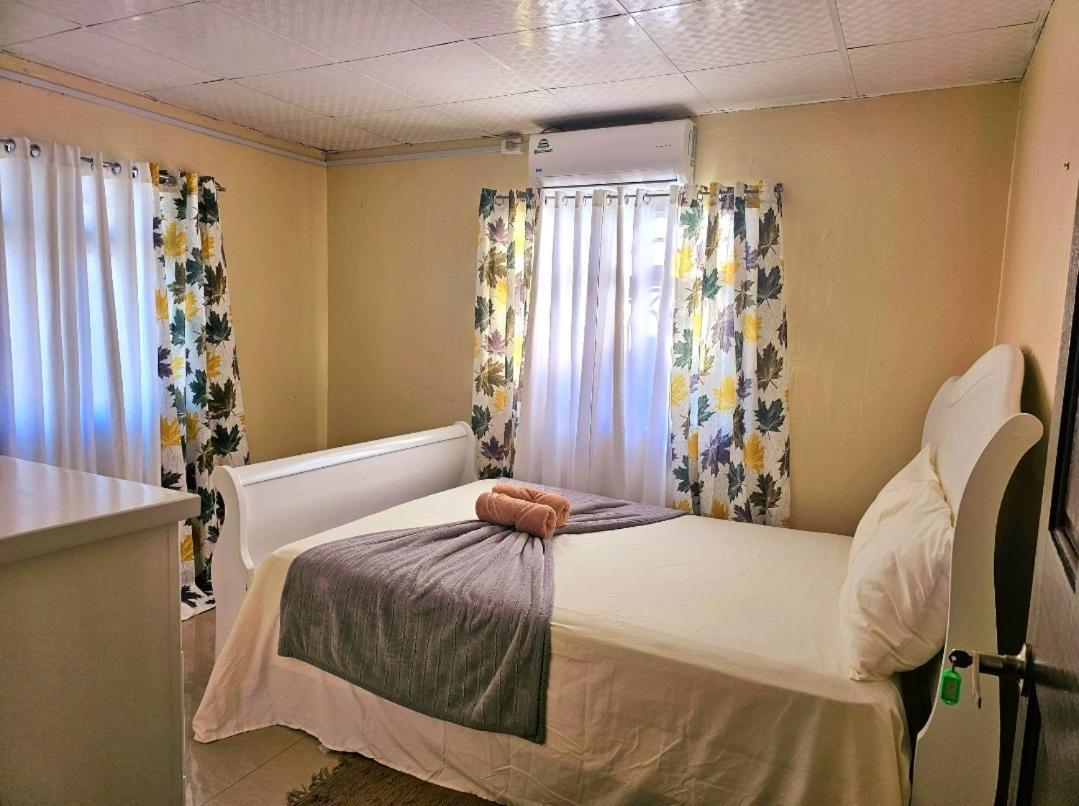 Travelholics Getaways Villa Piarco Dış mekan fotoğraf