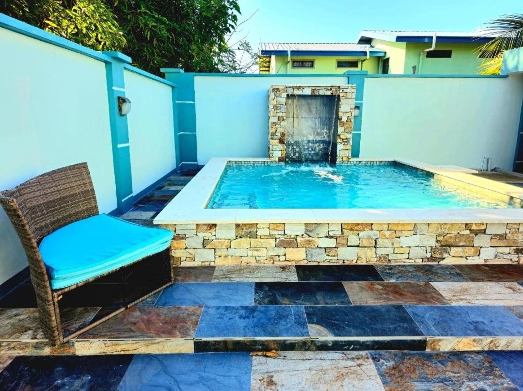 Travelholics Getaways Villa Piarco Oda fotoğraf